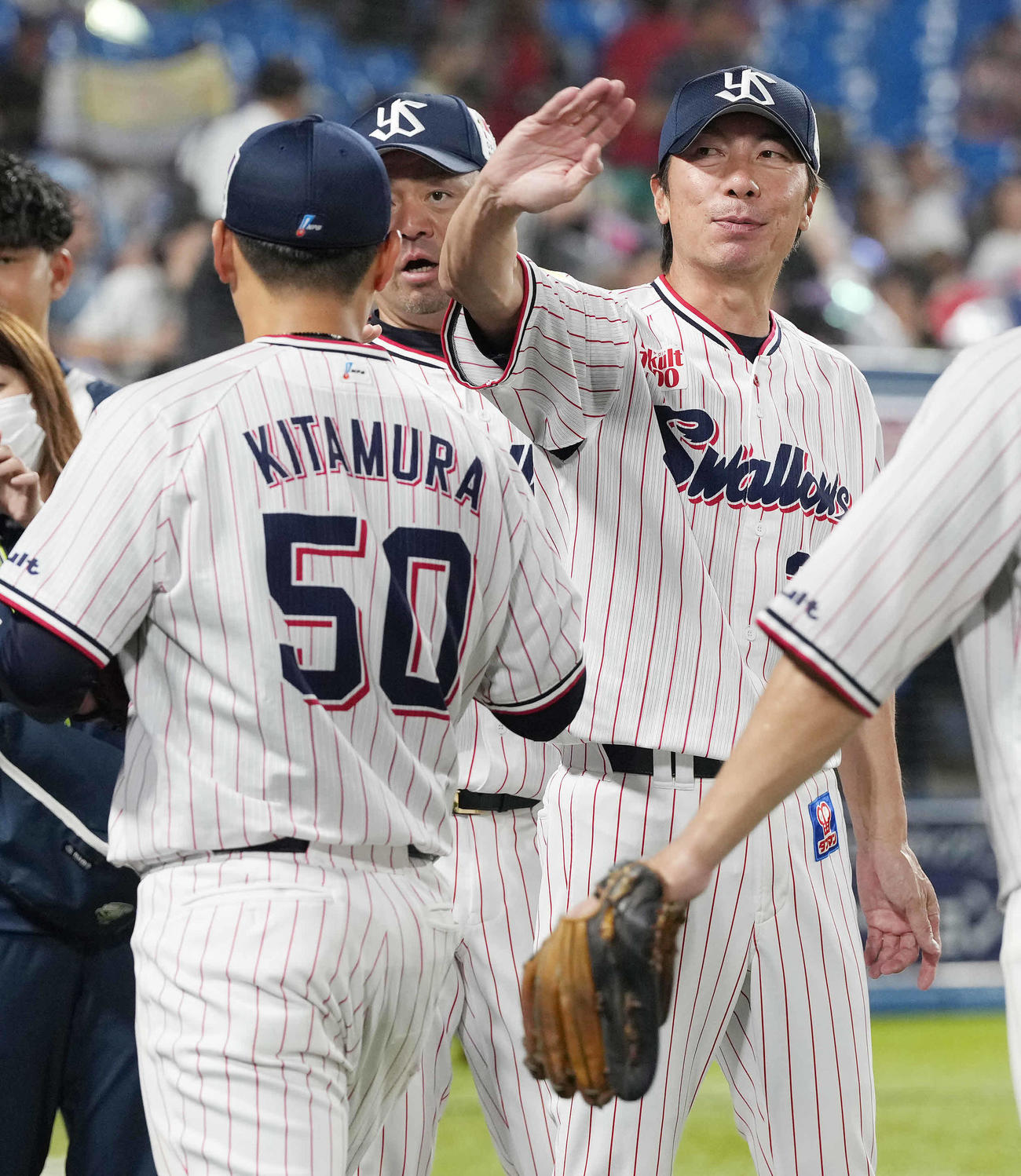 ヤクルト対広島　ヤクルト北村（左）を迎える高津監督（撮影・鈴木みどり）