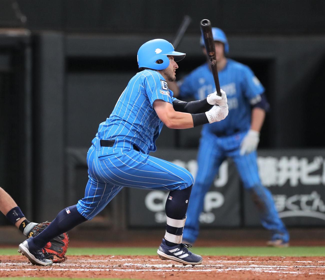 日本ハム対西武　5回表西武2死二塁、中前に適時二塁打を放つペイトン（撮影・黒川智章）