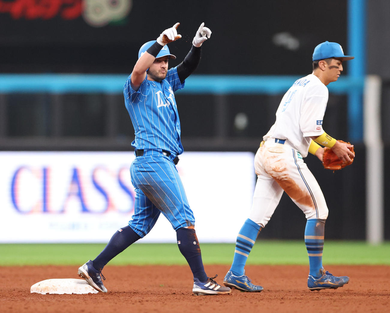 日本ハム対西武　5回表西武2死二塁、ペイトンは二塁滑り込みの判定に対してリプレー検証を要求する（撮影・佐藤翔太）