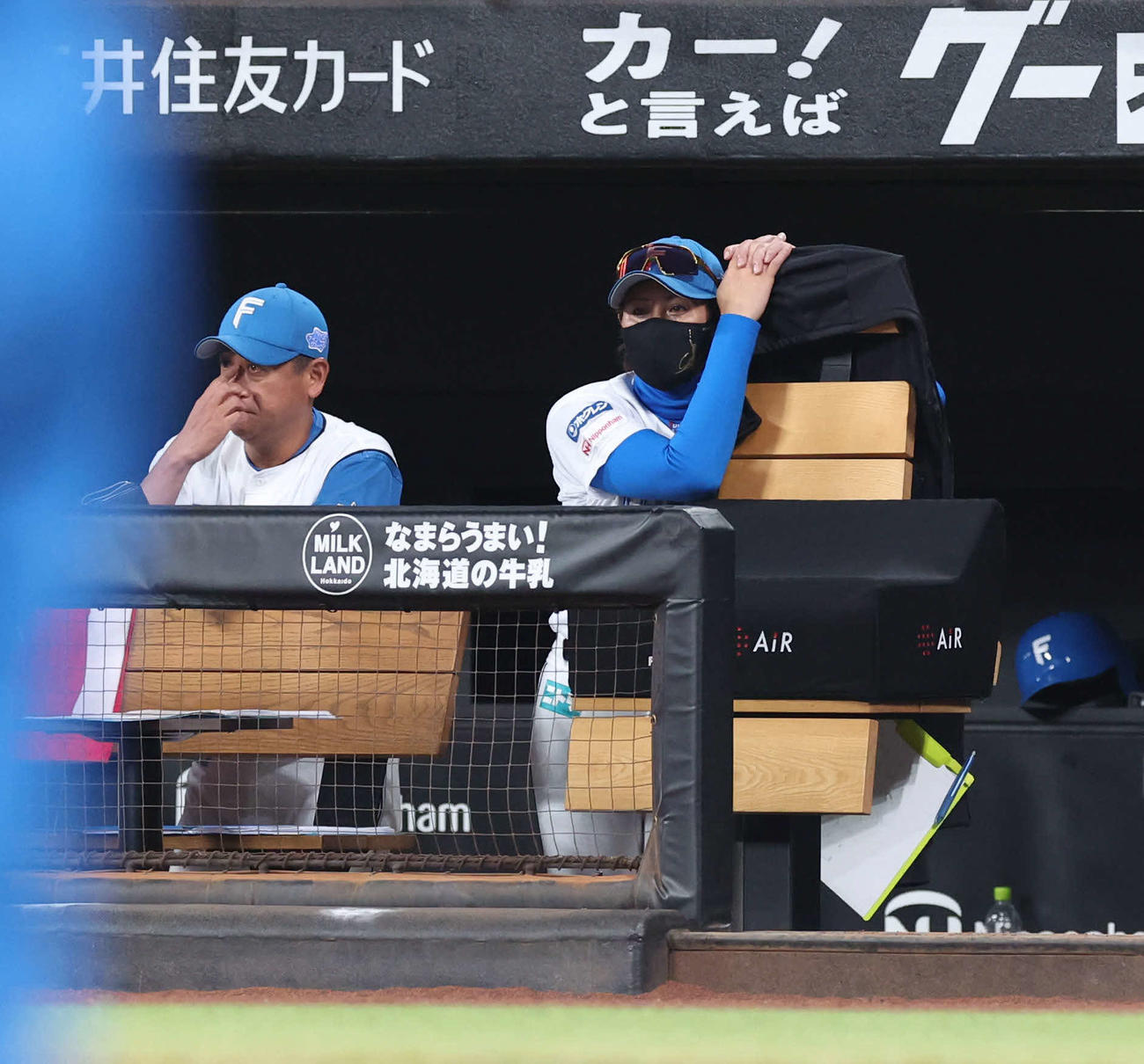 日本ハム対西武　7回表西武2死満塁、外崎に適時二塁打を打たれ肩を落とす新庄監督（撮影・佐藤翔太）