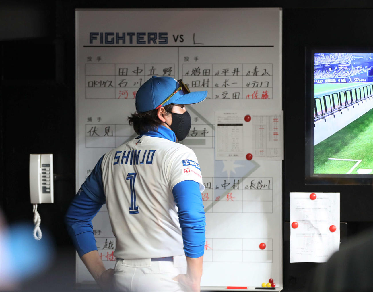日本ハム対西武　控え選手などが書かれたホワイトボードを見つめる新庄監督（撮影・黒川智章）