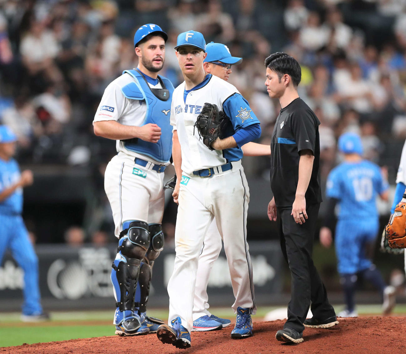 日本ハム対西武　5回途中で降板するマーベル（中央）（撮影・黒川智章）