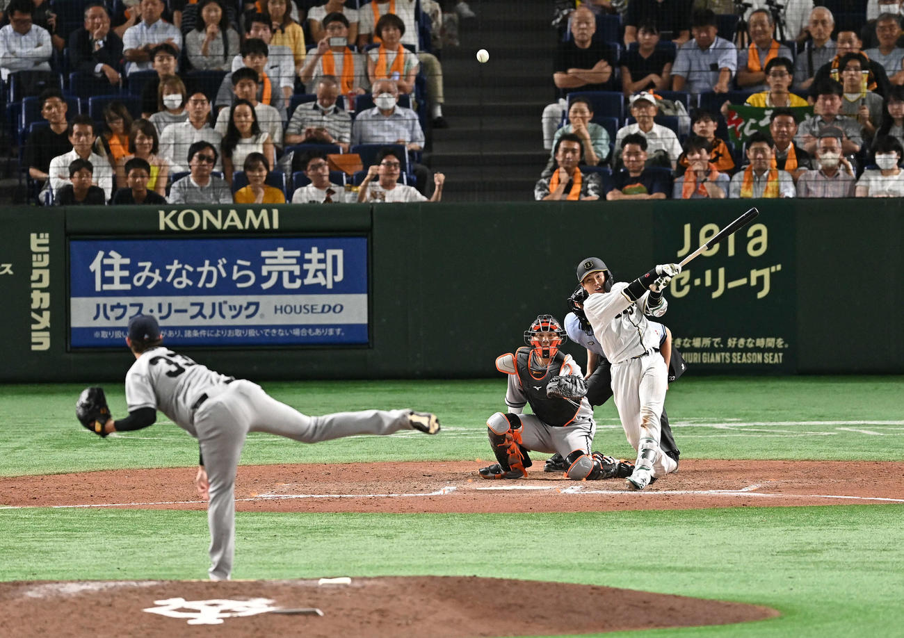 巨人対阪神　11回表阪神1死満塁、梅野は中ゴロの間に勝ち越し点を奪う。投手ビーディ（撮影・滝沢徹郎）