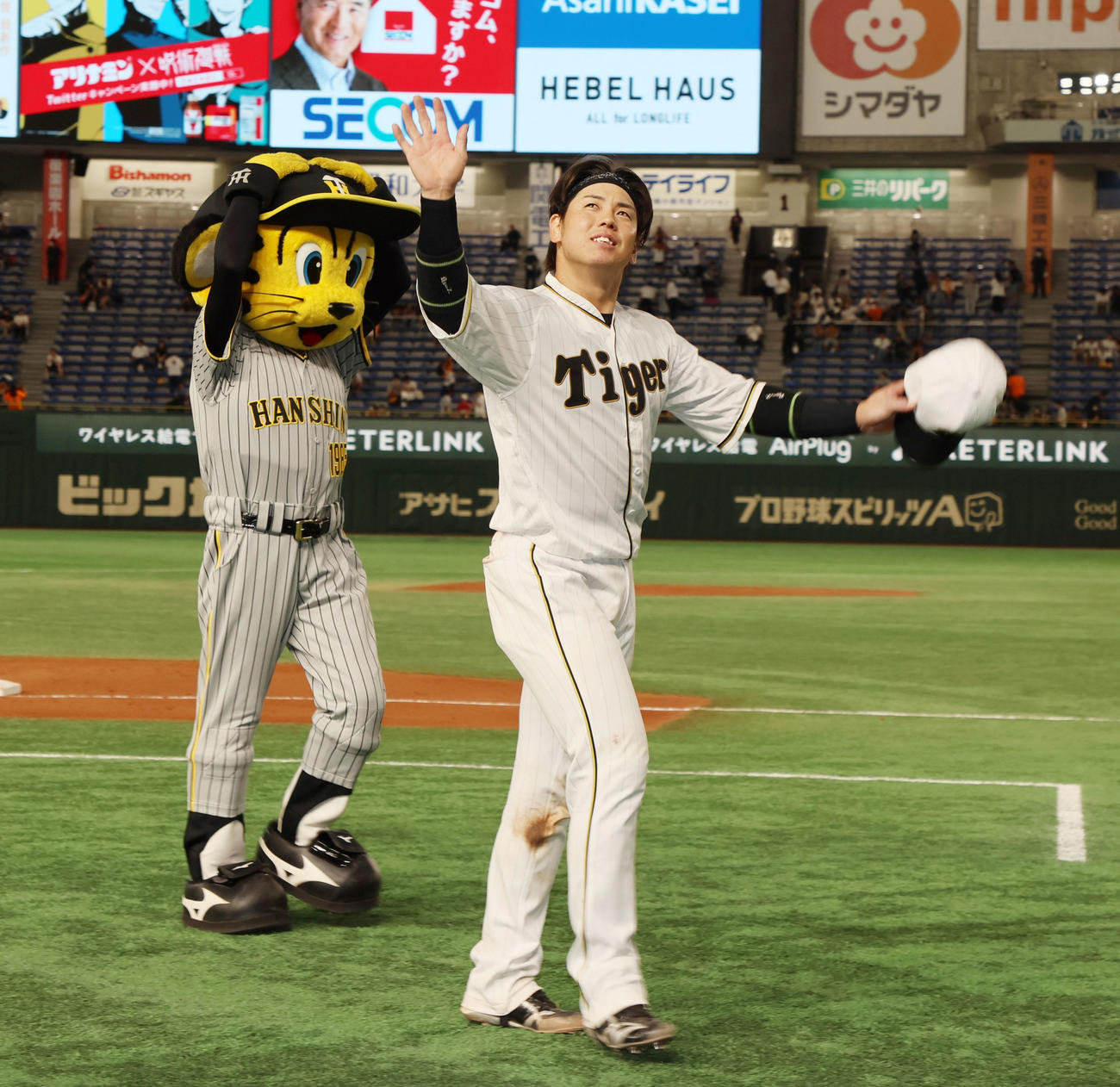 巨人対阪神　ヒーローインタビューを終え称賛に応える梅野（撮影・加藤哉）