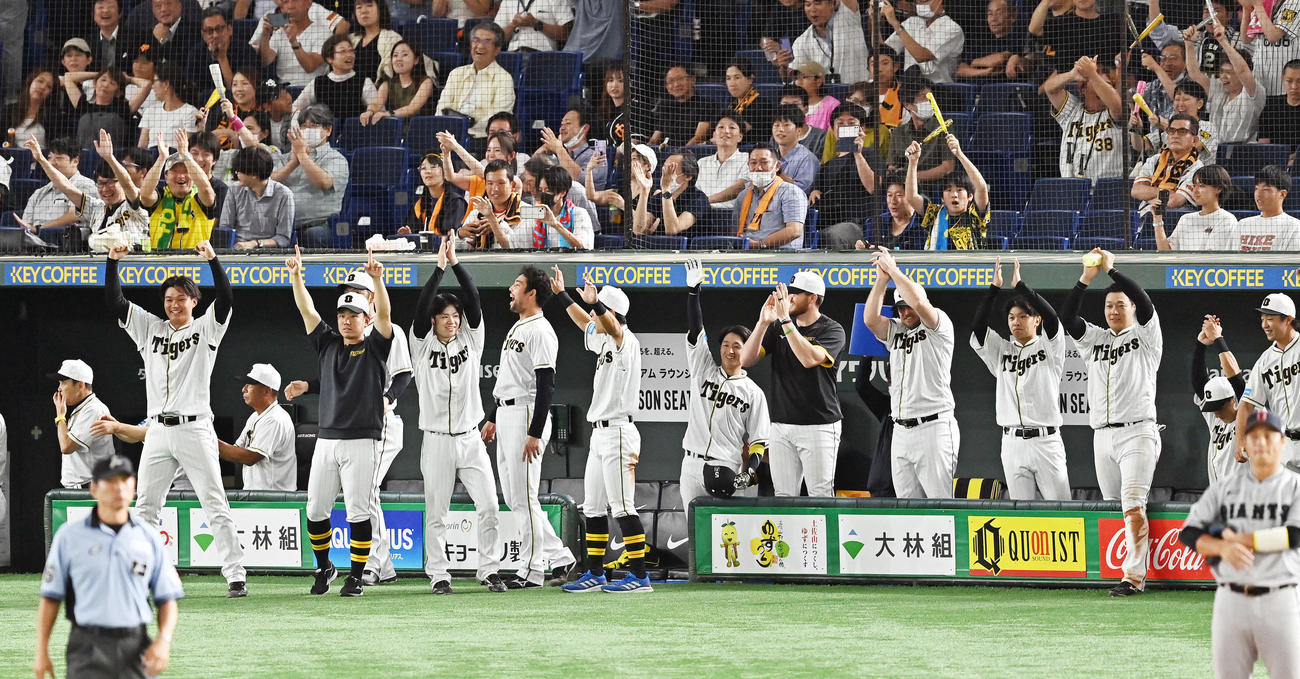 巨人対阪神　11回表阪神2死一、二塁、木浪の2点適時二塁打に歓喜する阪神ナイン（撮影・滝沢徹郎）