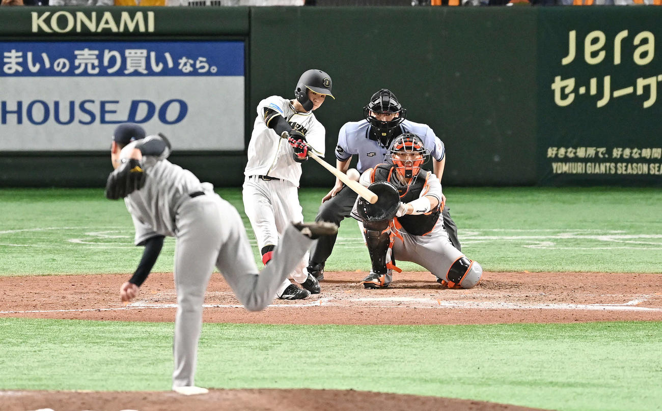 巨人対阪神　8回表阪神2死、中野は右越え同点本塁打を放つ。投手鈴木康（撮影・滝沢徹郎）