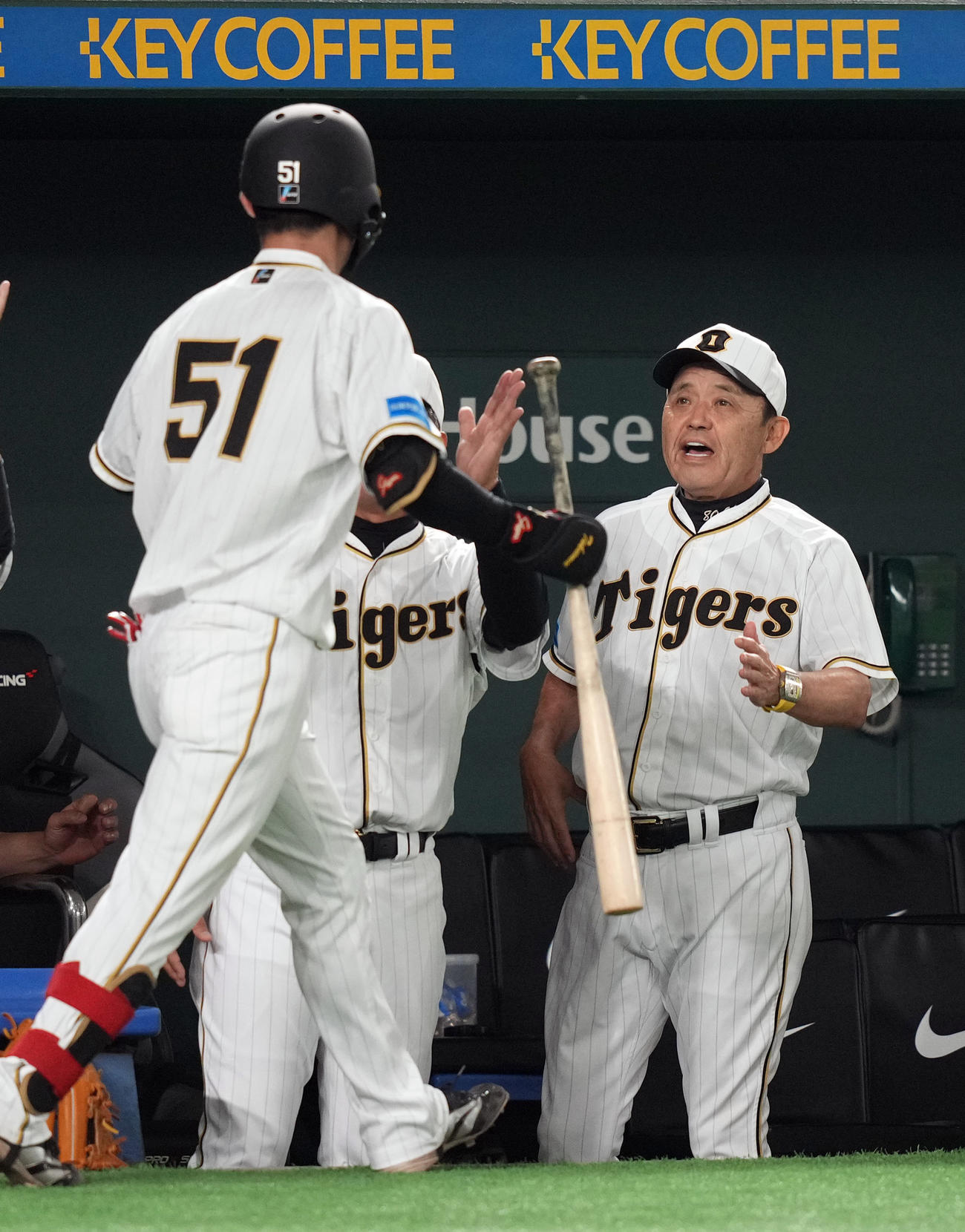 巨人対阪神　8回表阪神2死、岡田監督（右）は同点本塁打を放った中野を迎える（撮影・狩俣裕三）