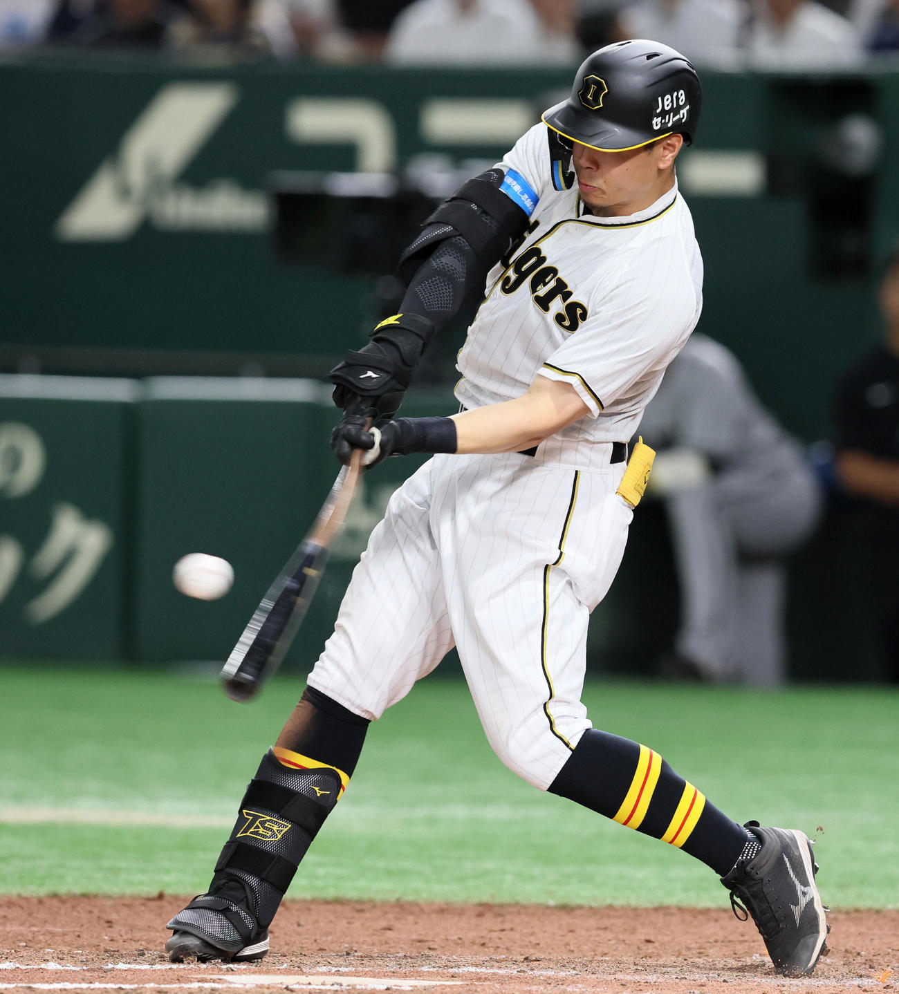 巨人対阪神　7回表阪神1死一塁、佐藤輝は右前打を放つ（撮影・加藤哉）