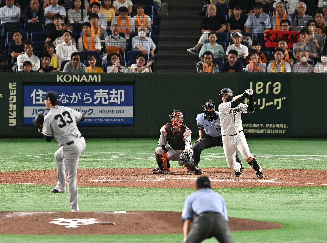 巨人対阪神　11回表阪神無死一塁、大山は右前打を放つ。投手ビーディ（撮影・滝沢徹郎）