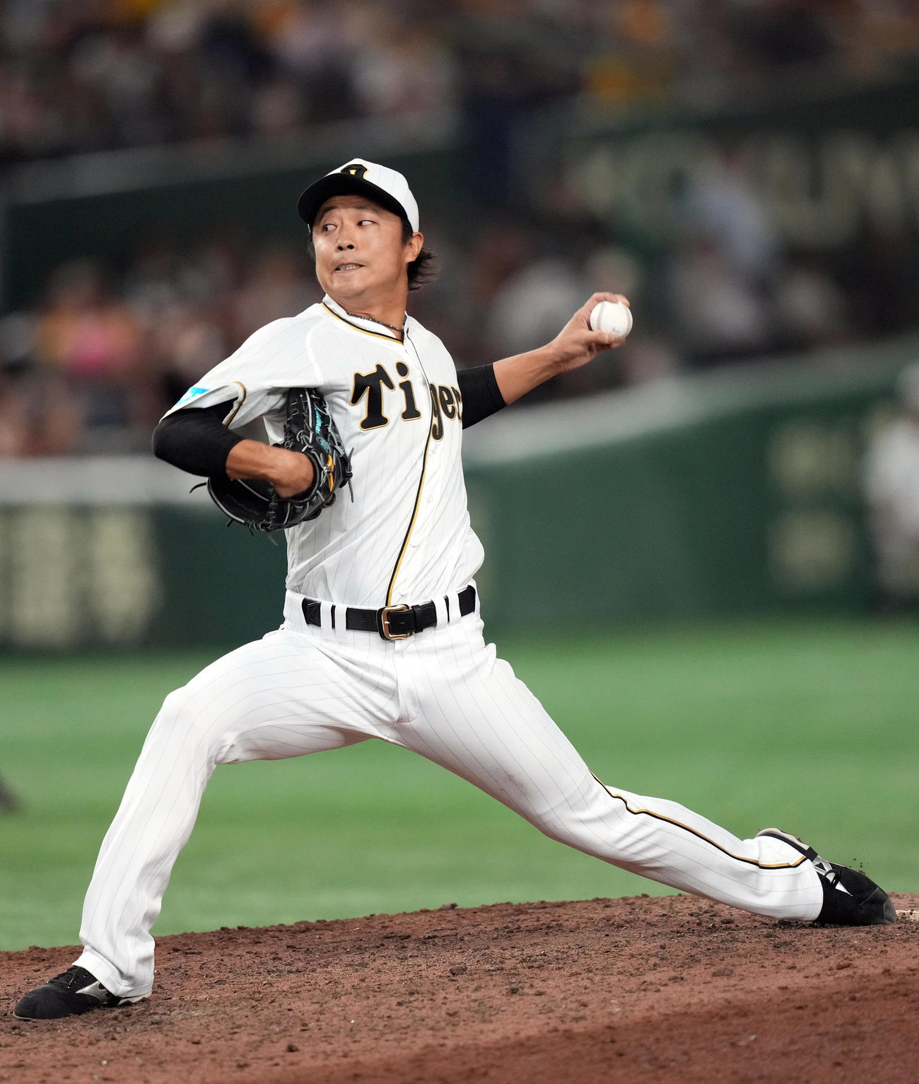 巨人対阪神　8回裏から登板する阪神3番手の島本（撮影・狩俣裕三）