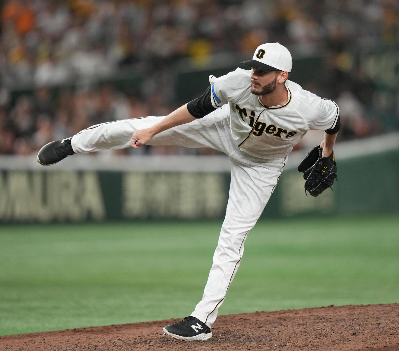 巨人対阪神　9回裏から登板する阪神4番手のケラー（撮影・狩俣裕三）