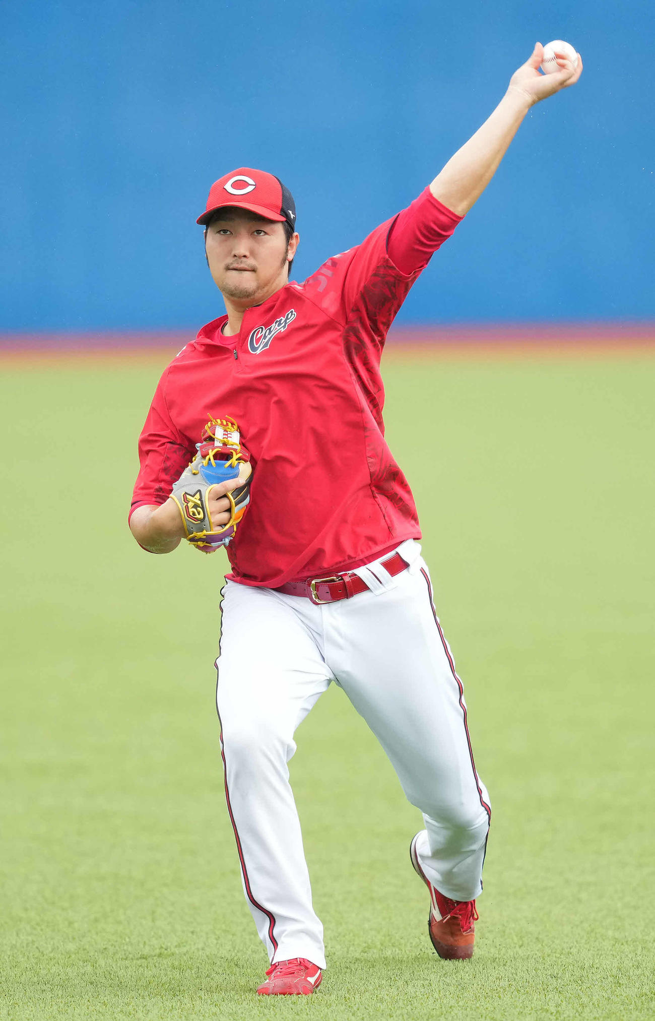 9日、試合前練習でキャッチボールする広島床田（撮影・鈴木みどり）