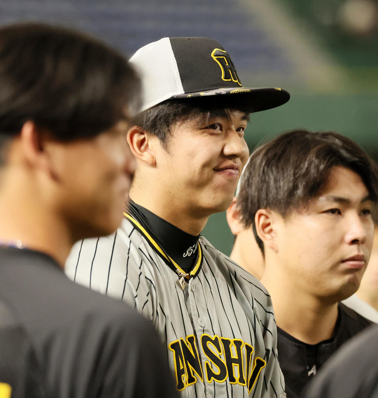 巨人対阪神　明るい表情でミーティングする才木（撮影・加藤哉）
