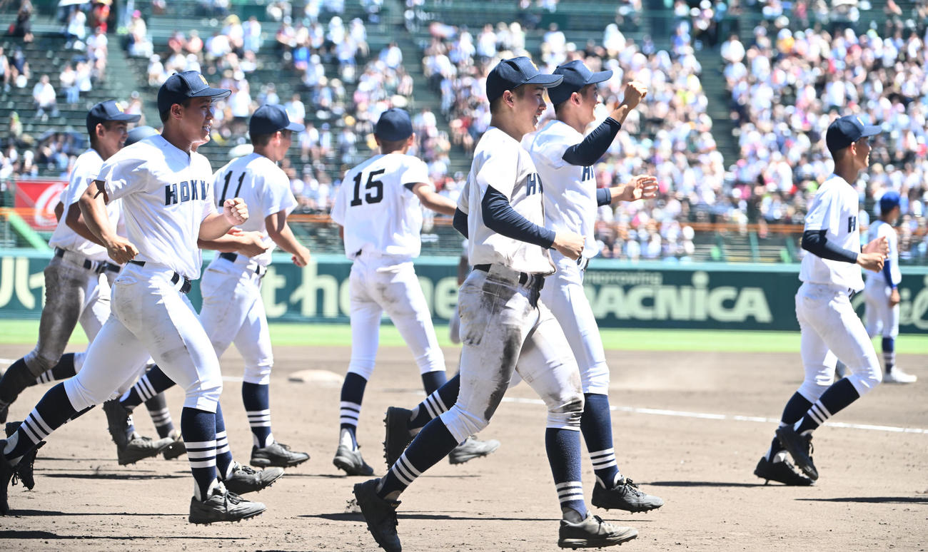 明豊対北海　明豊にサヨナラ勝ちし喜ぶ北海ナイン（撮影・和賀正仁）