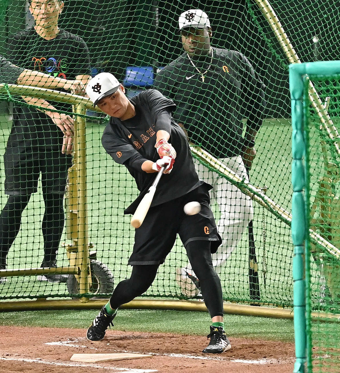 巨人対阪神　試合前練習のフリー打撃をする巨人坂本（撮影・滝沢徹郎）