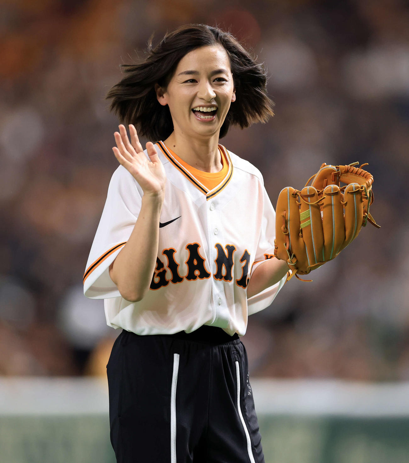 巨人対阪神　始球式を務めた尾野真千子は笑顔で手を振る（撮影・浅見桂子）