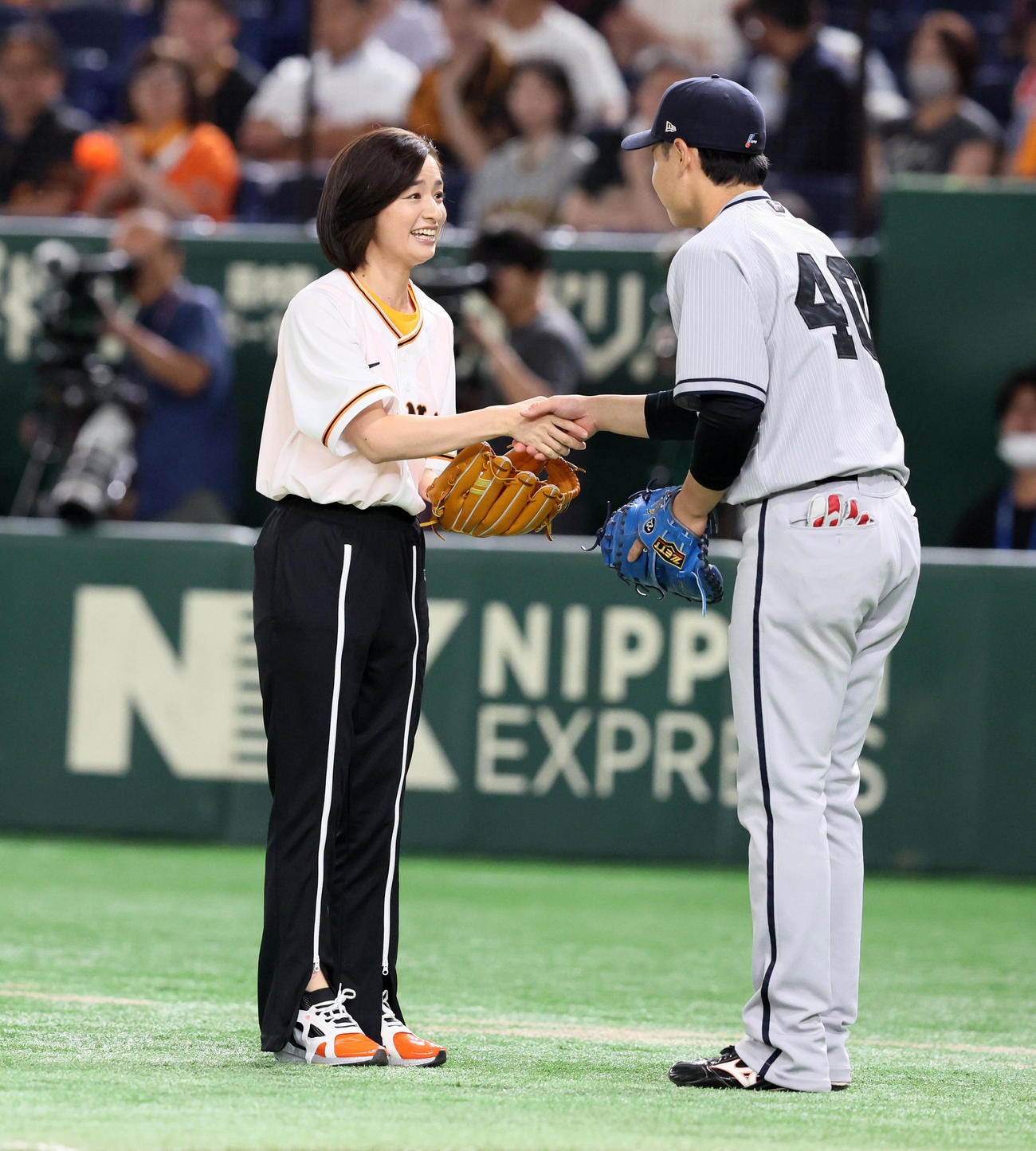 巨人対阪神　始球式を終え中山（右）と握手する俳優の尾野真千子（撮影・加藤哉）