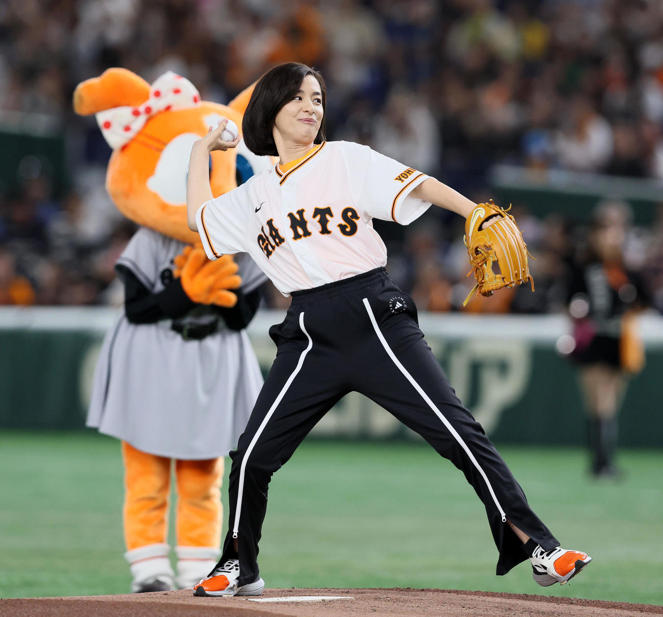 巨人対阪神　始球式を行う俳優の尾野真千子（撮影・加藤哉）
