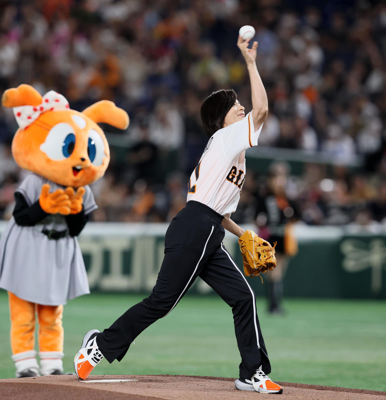 巨人対阪神　始球式を行う俳優の尾野真千子（撮影・加藤哉）