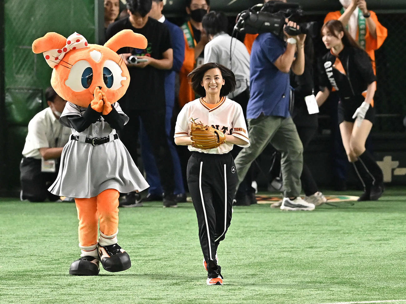 巨人対阪神　始球式に臨む尾野真千子（撮影・滝沢徹郎）