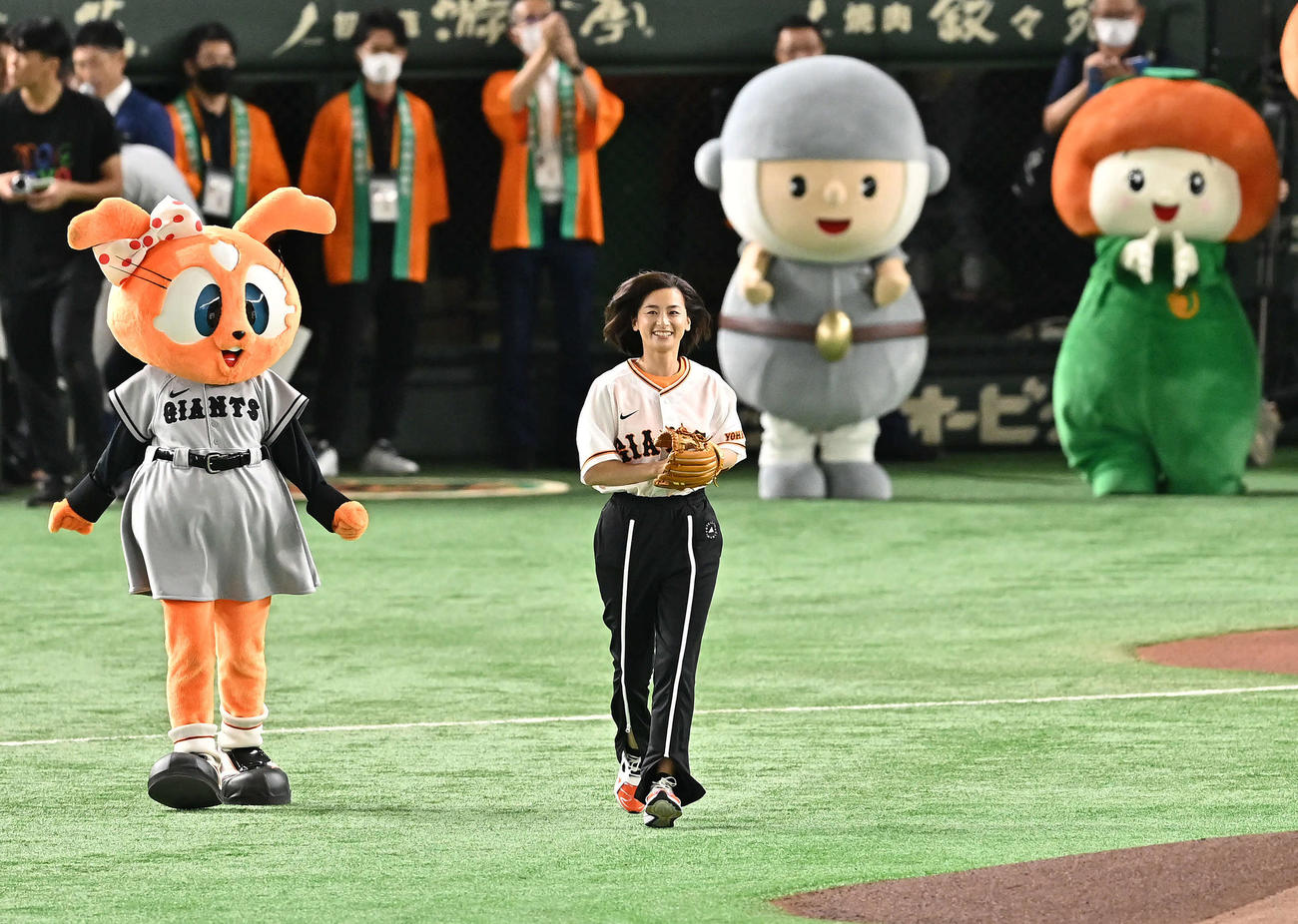 巨人対阪神　始球式に臨む尾野真千子（撮影・滝沢徹郎）