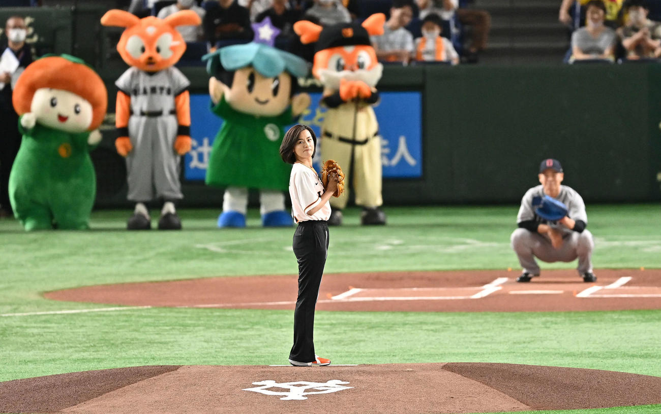 巨人対阪神　始球式に臨む尾野真千子（撮影・滝沢徹郎）