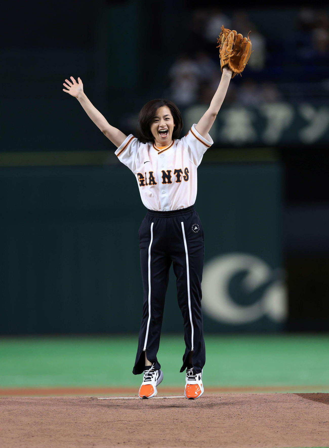 巨人対阪神　始球式を務めた尾野真千子は笑顔でバンザイ（撮影・浅見桂子）