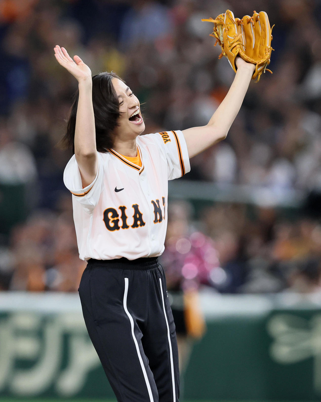 巨人対阪神　始球式を行う俳優の尾野真千子（撮影・加藤哉）