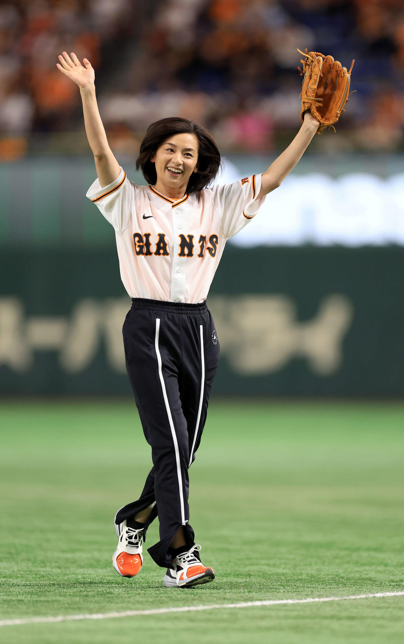 巨人対阪神　始球式を務めた尾野真千子は笑顔で手を振る（撮影・浅見桂子）
