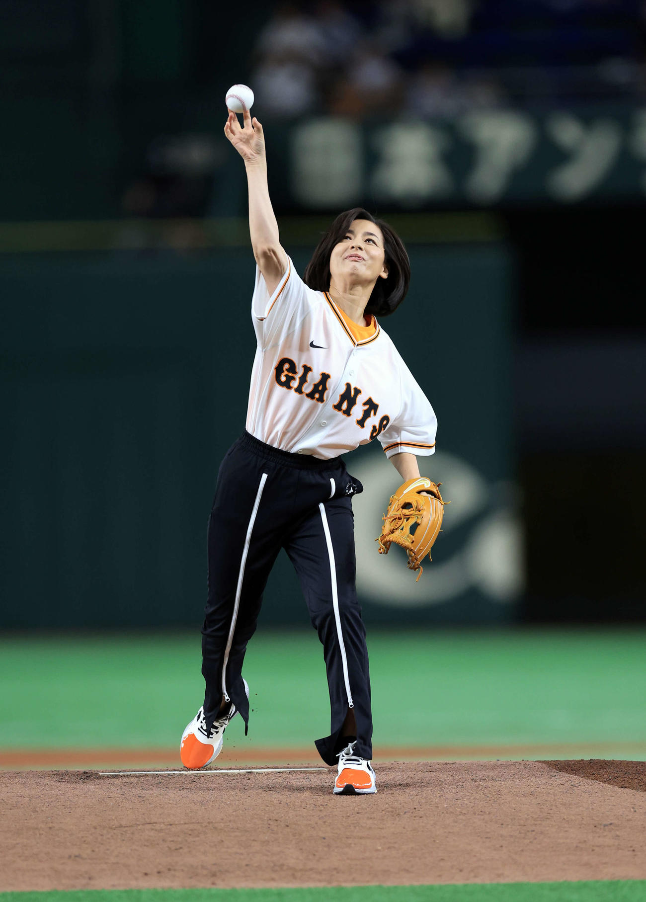 巨人対阪神　始球式を務めた尾野真千子（撮影・浅見桂子）