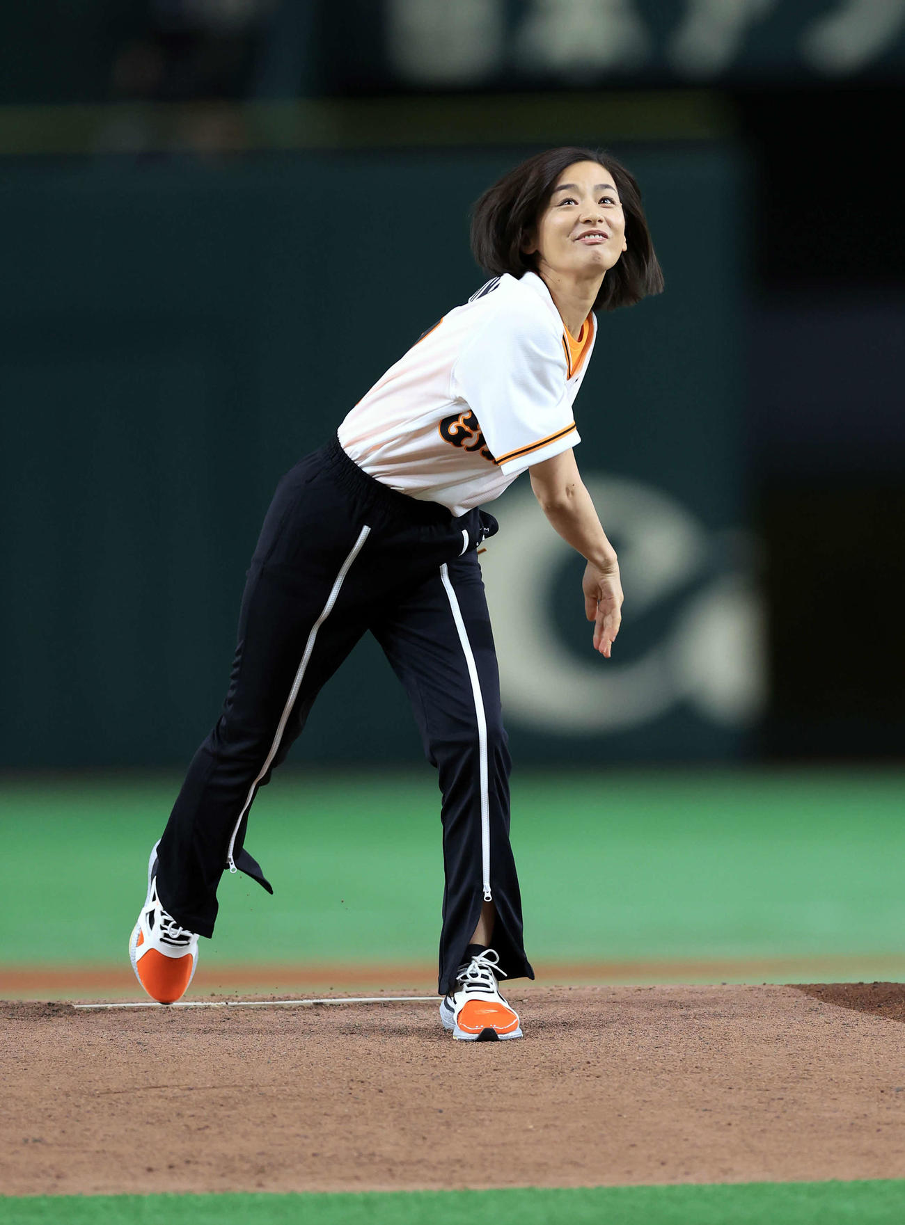 巨人対阪神　始球式を務めた尾野真千子（撮影・浅見桂子）