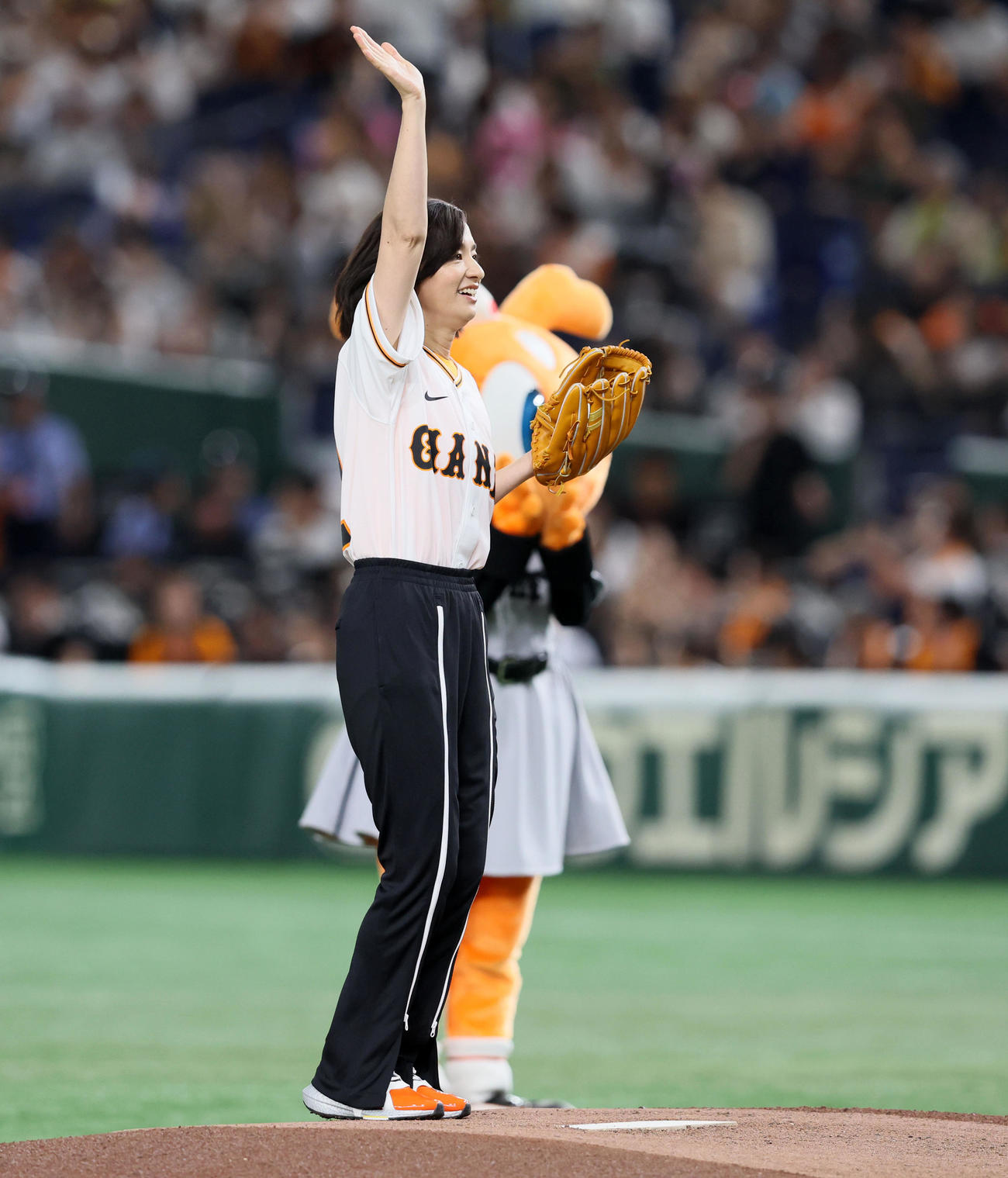 巨人対阪神　始球式を行う俳優の尾野真千子（撮影・加藤哉）