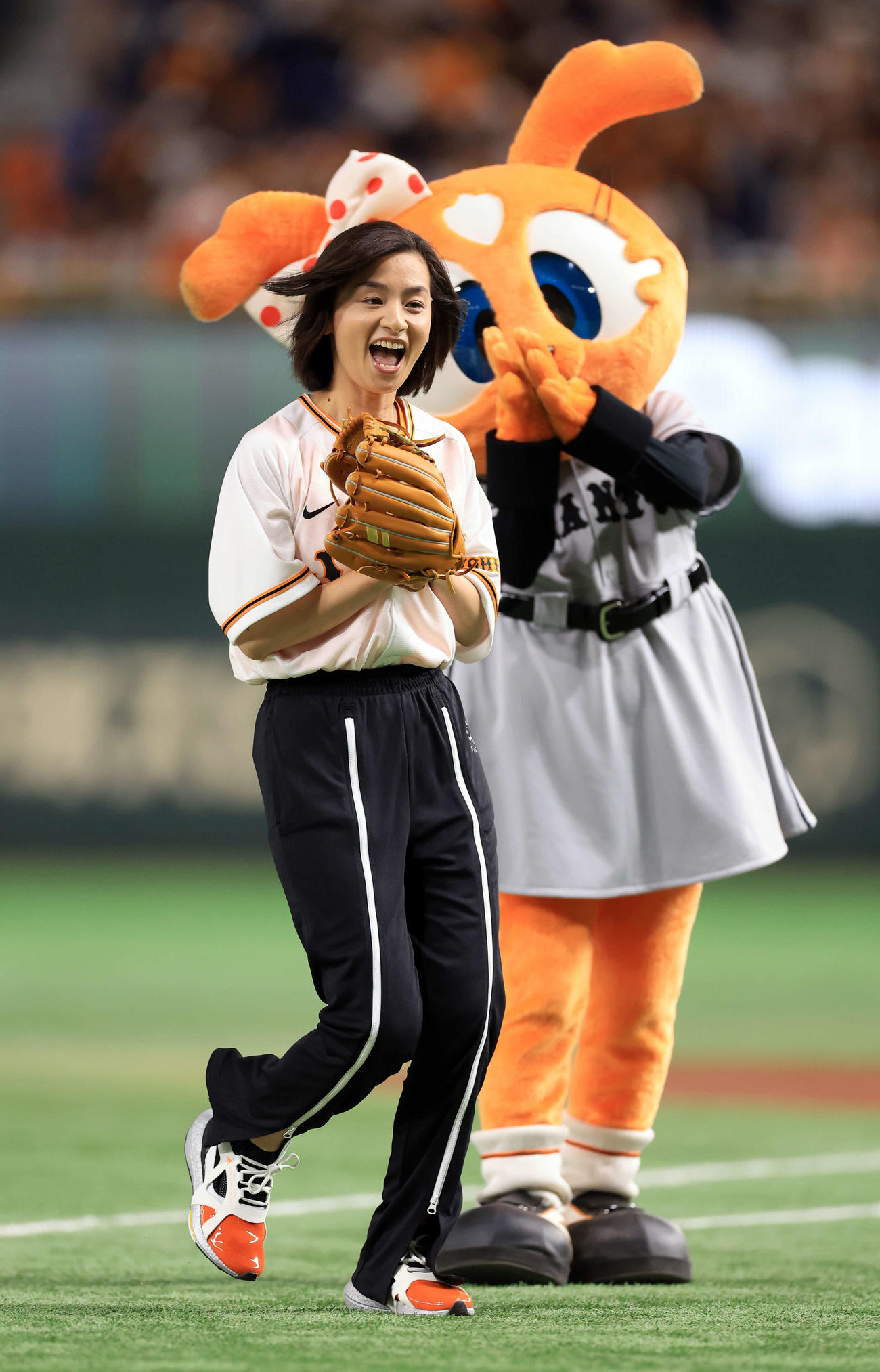 巨人対阪神　始球式を務めた尾野真千子は笑顔（撮影・浅見桂子）