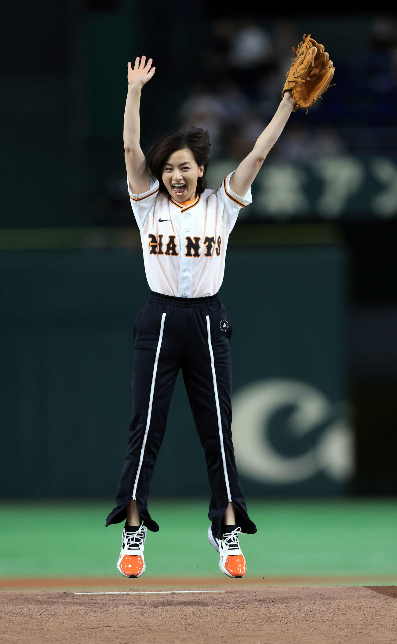 巨人対阪神　始球式を務めた尾野真千子は笑顔でバンザイ（撮影・浅見桂子）