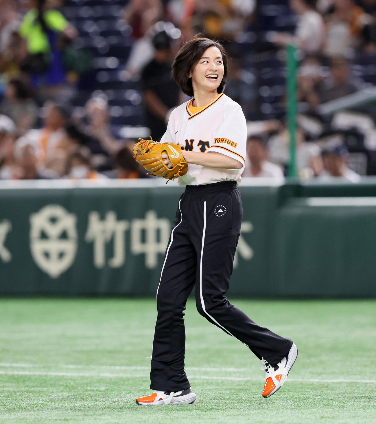 巨人対阪神　始球式を行う俳優の尾野真千子（撮影・加藤哉）