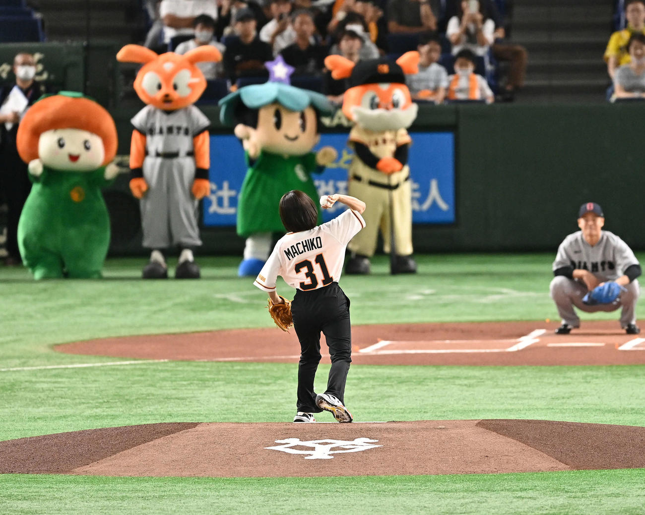 巨人対阪神　始球式に臨む尾野真千子（撮影・滝沢徹郎）
