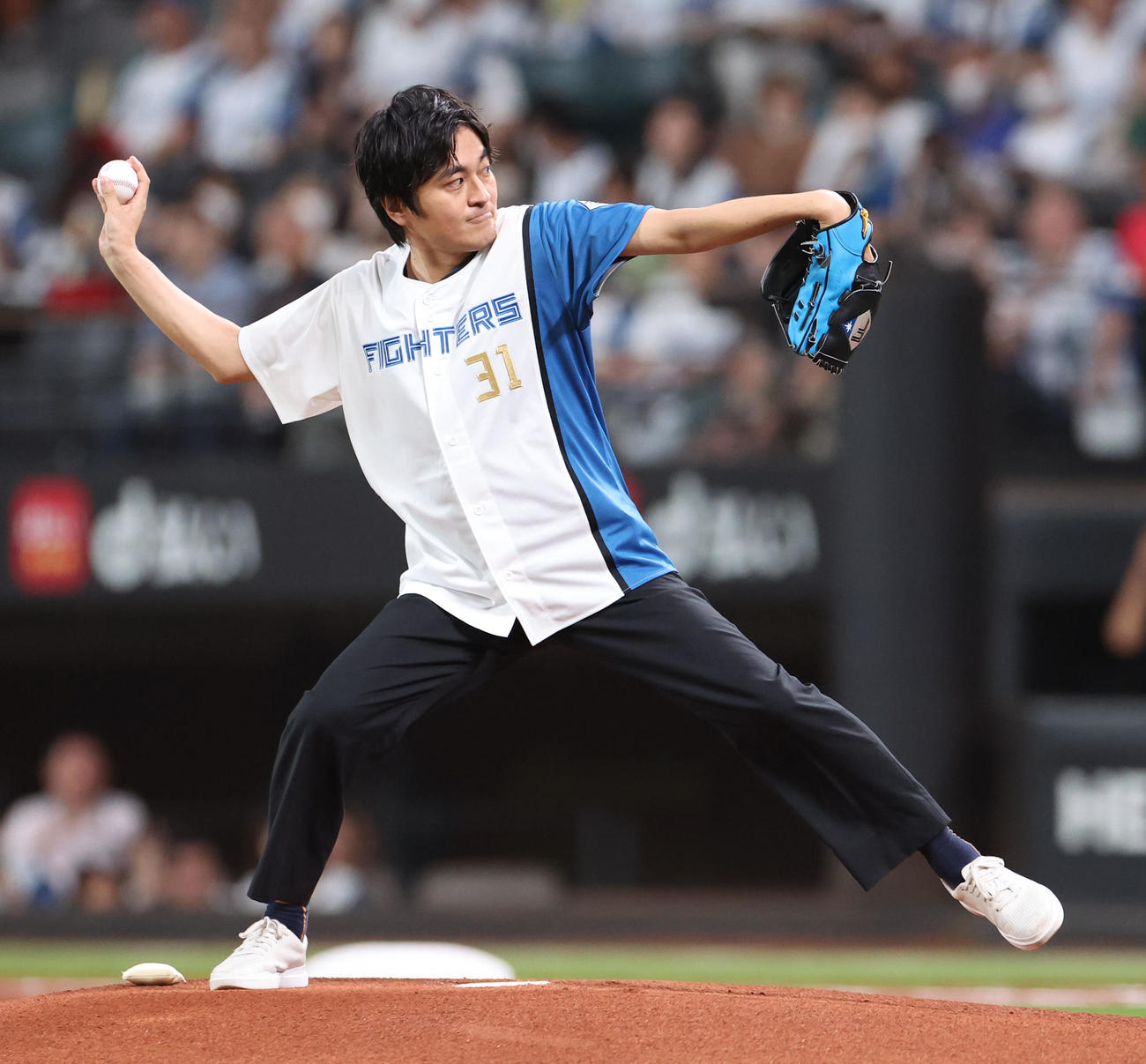 日本ハム対西武　ファーストピッチセレモニーで投球するゴールデンカムイで声優を務める小林親弘（撮影・佐藤翔太）