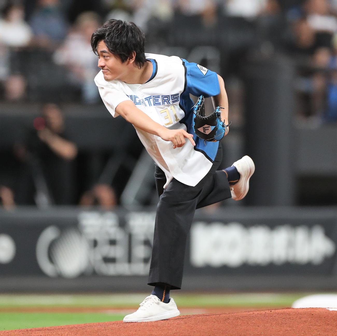 日本ハム対西武　ファーストピッチセレモニーで投球する声優の小林親弘（撮影・黒川智章）