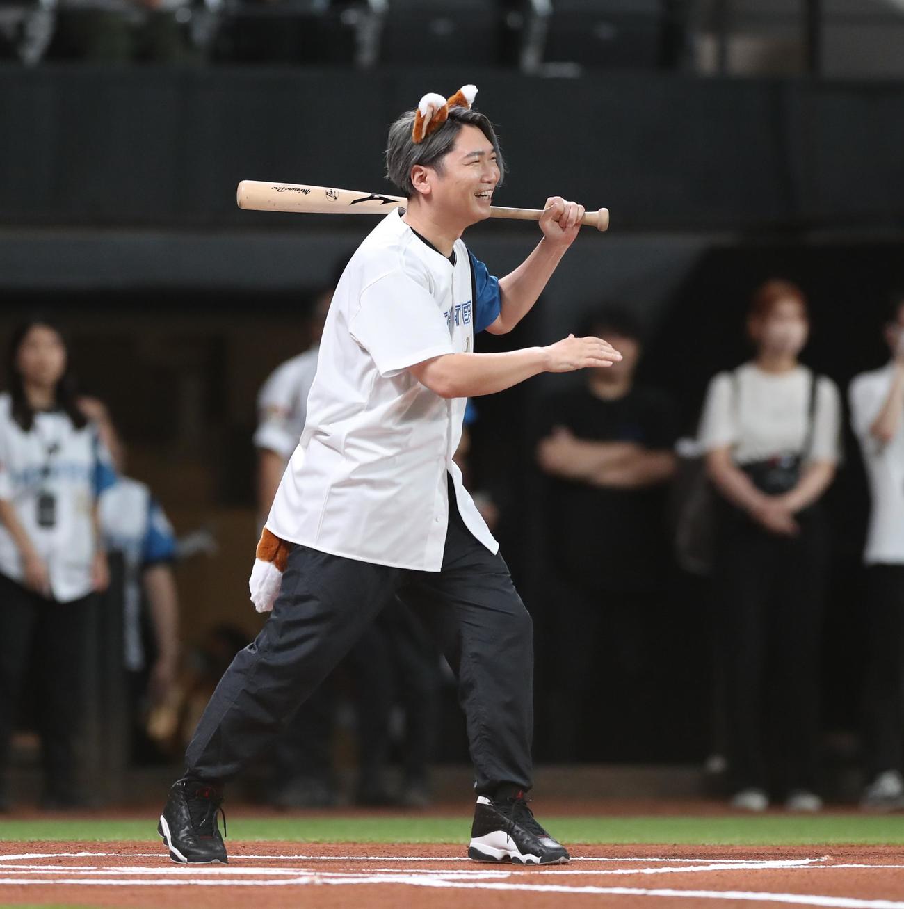 日本ハム対西武　ファーストピッチセレモニーで打席に立つ声優の小西克幸（撮影・黒川智章）
