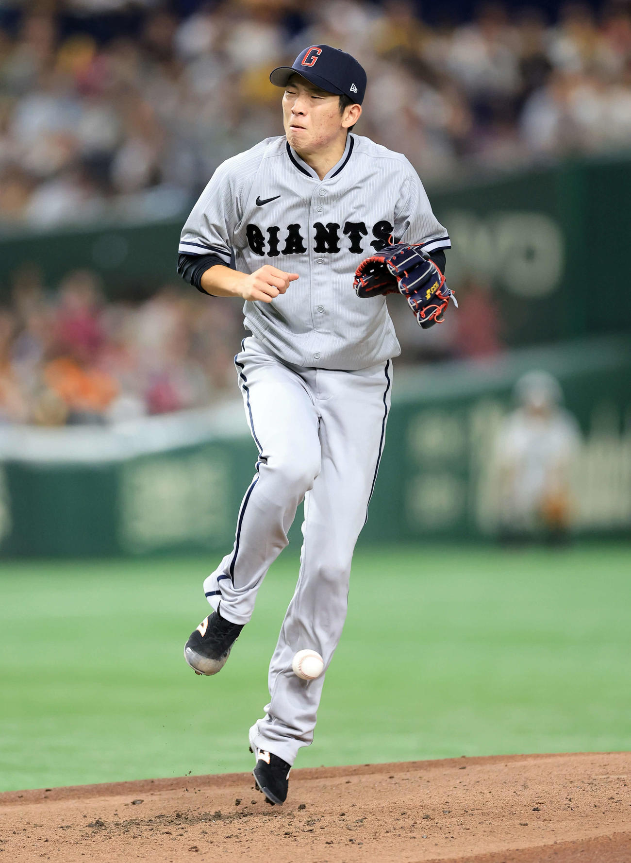 巨人対阪神　2回表阪神1死、梅野の打球を左すねに当てる戸郷（撮影・浅見桂子）