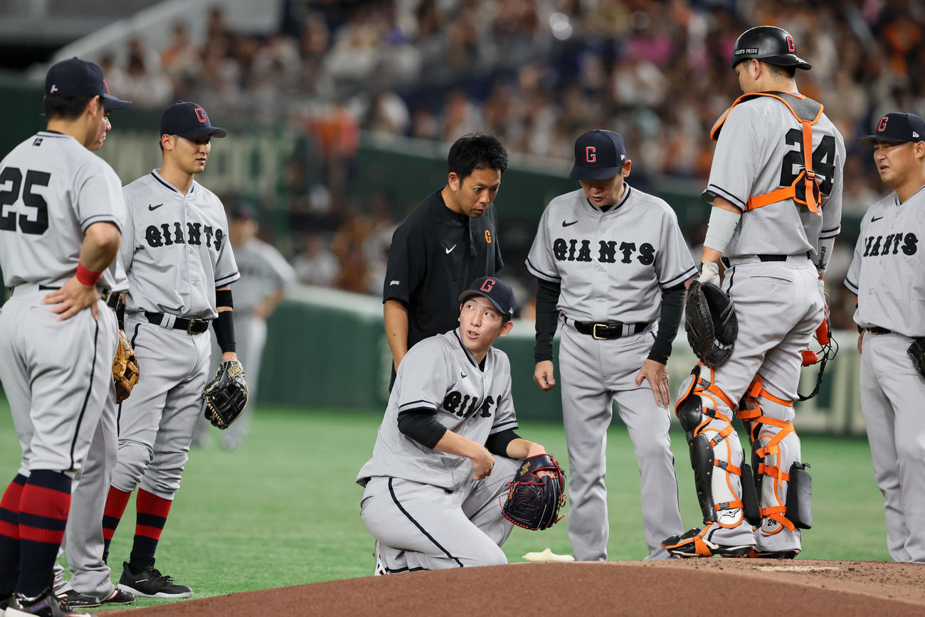 巨人対阪神　2回表阪神1死、戸郷は梅野の打球を足に受けナインがマウンドに集まった（撮影・加藤哉）