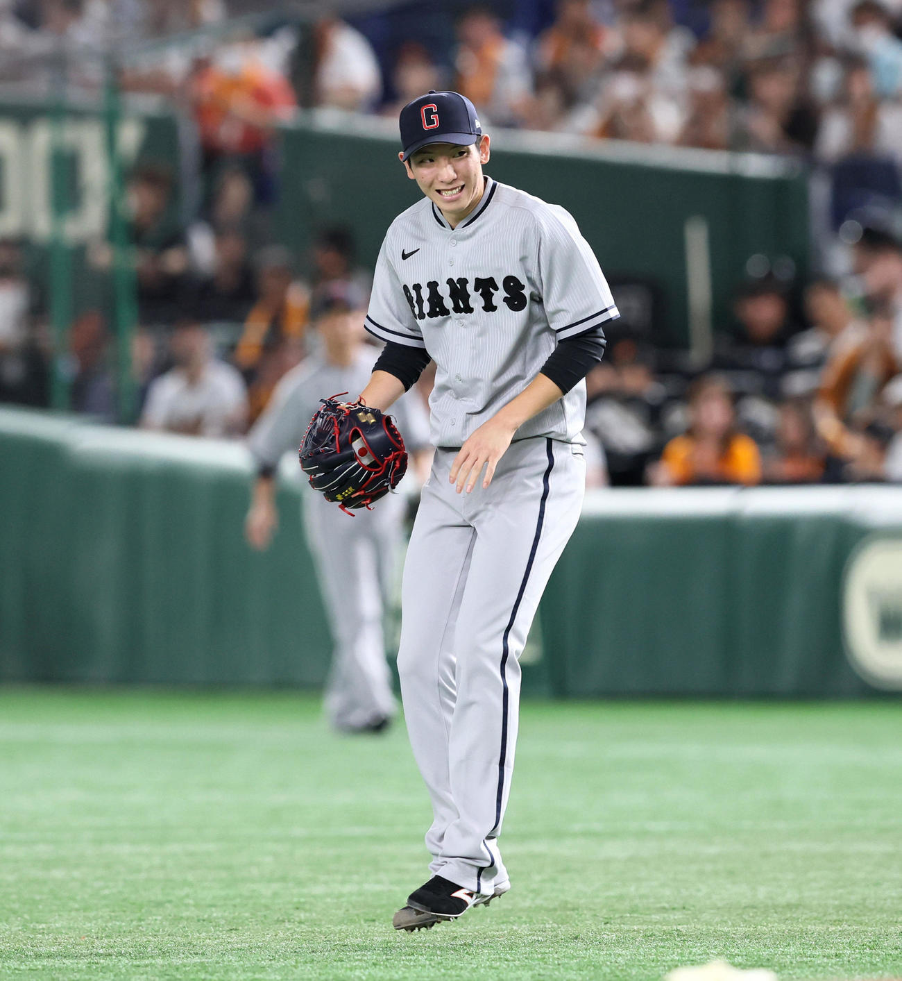 巨人対阪神　2回表阪神1死、戸郷は梅野の打球を足に受ける（撮影・加藤哉）