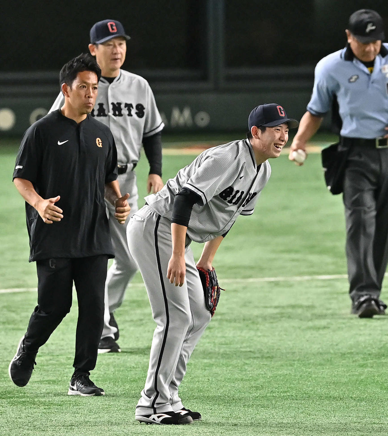 巨人対阪神　2回表阪神1死、梅野の投手強襲の打球が当たり厳しい表情の戸郷（手前）（撮影・滝沢徹郎）