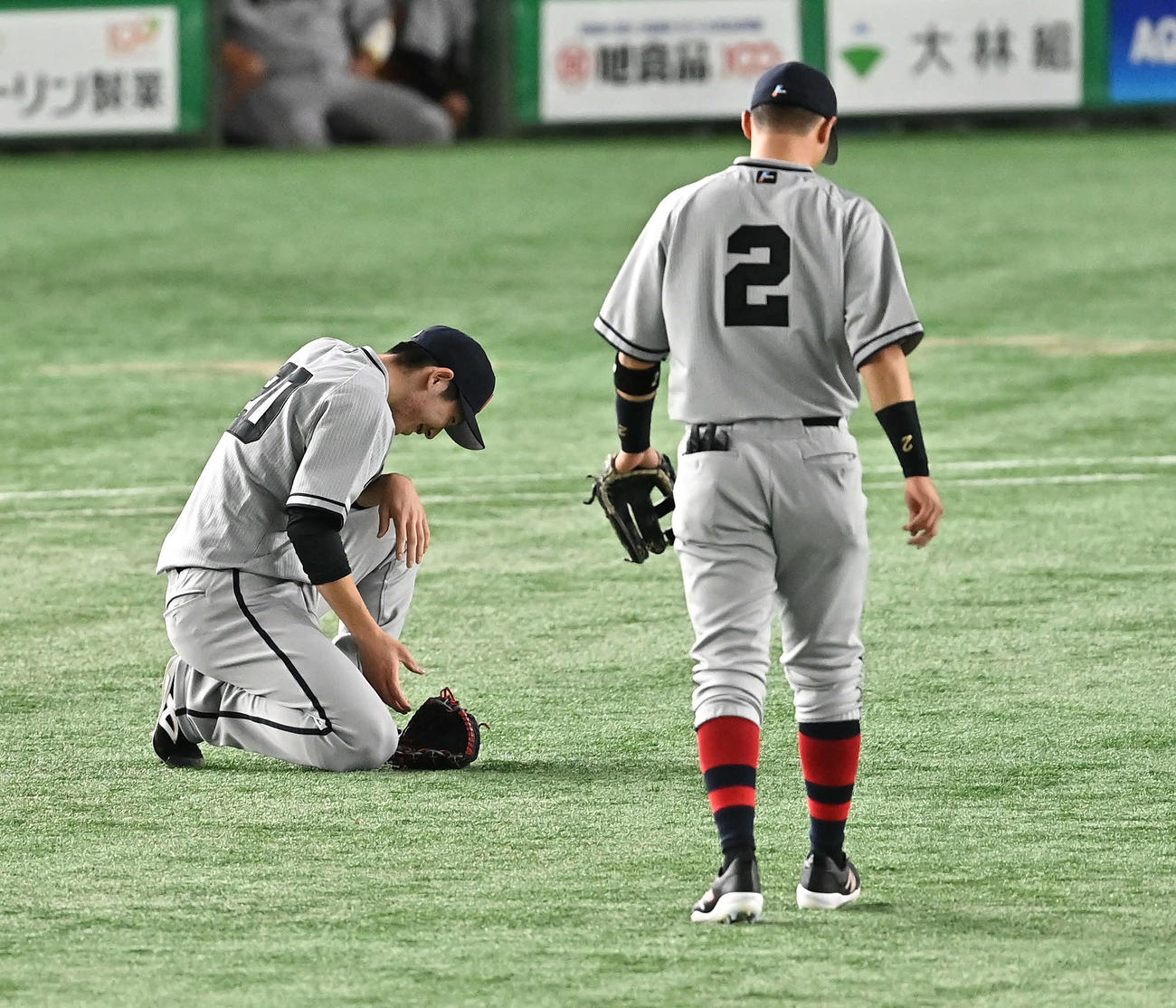 巨人対阪神　2回表阪神1死、梅野の投手強襲の打球が当たり厳しい表情の戸郷（左）（撮影・滝沢徹郎）