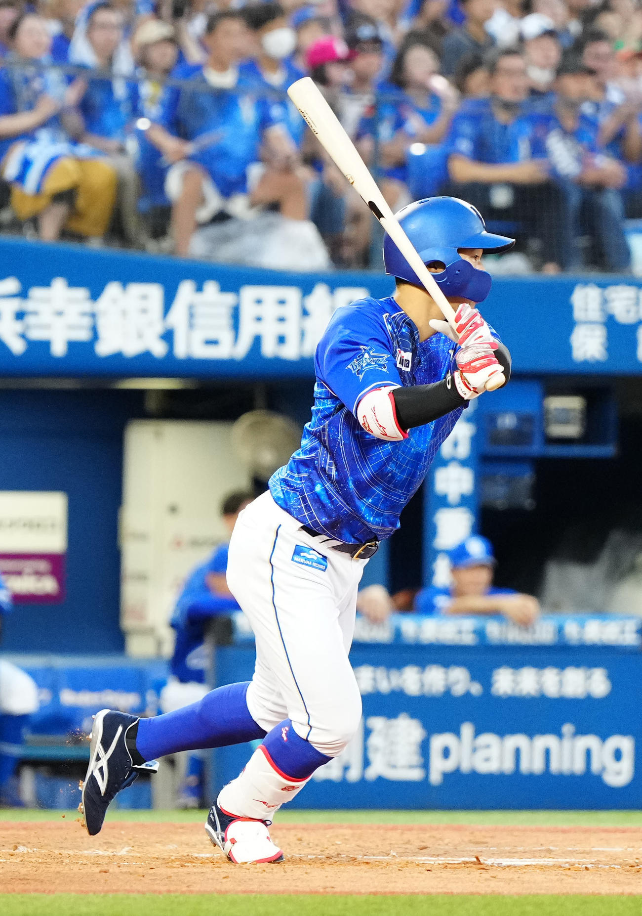 DeNA対中日　2回裏DeNA無死一、三塁、先制適時内野安打とする京田（撮影・江口和貴）