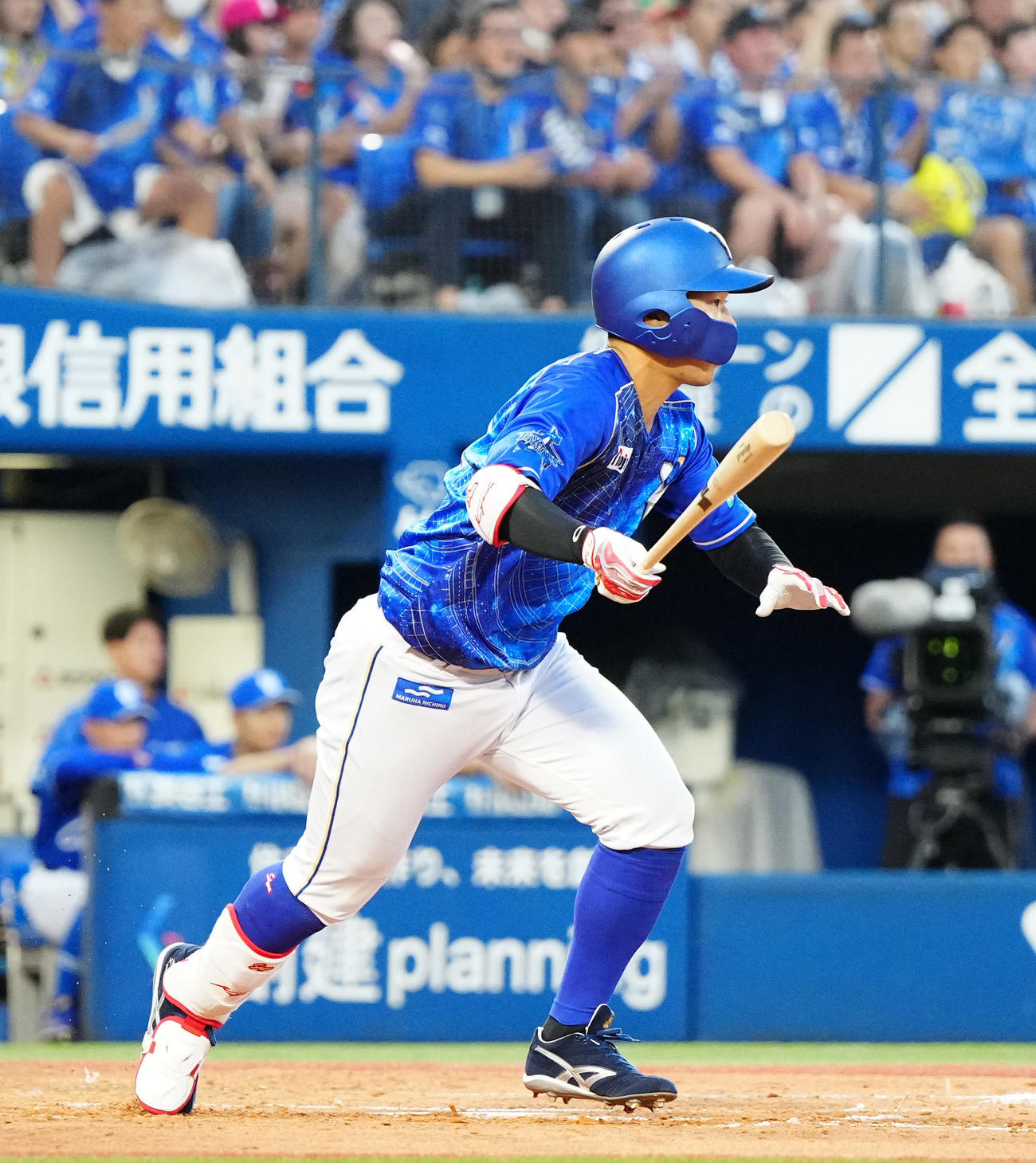 DeNA対中日　2回裏DeNA無死一、三塁、先制適時内野安打とする京田（撮影・江口和貴）