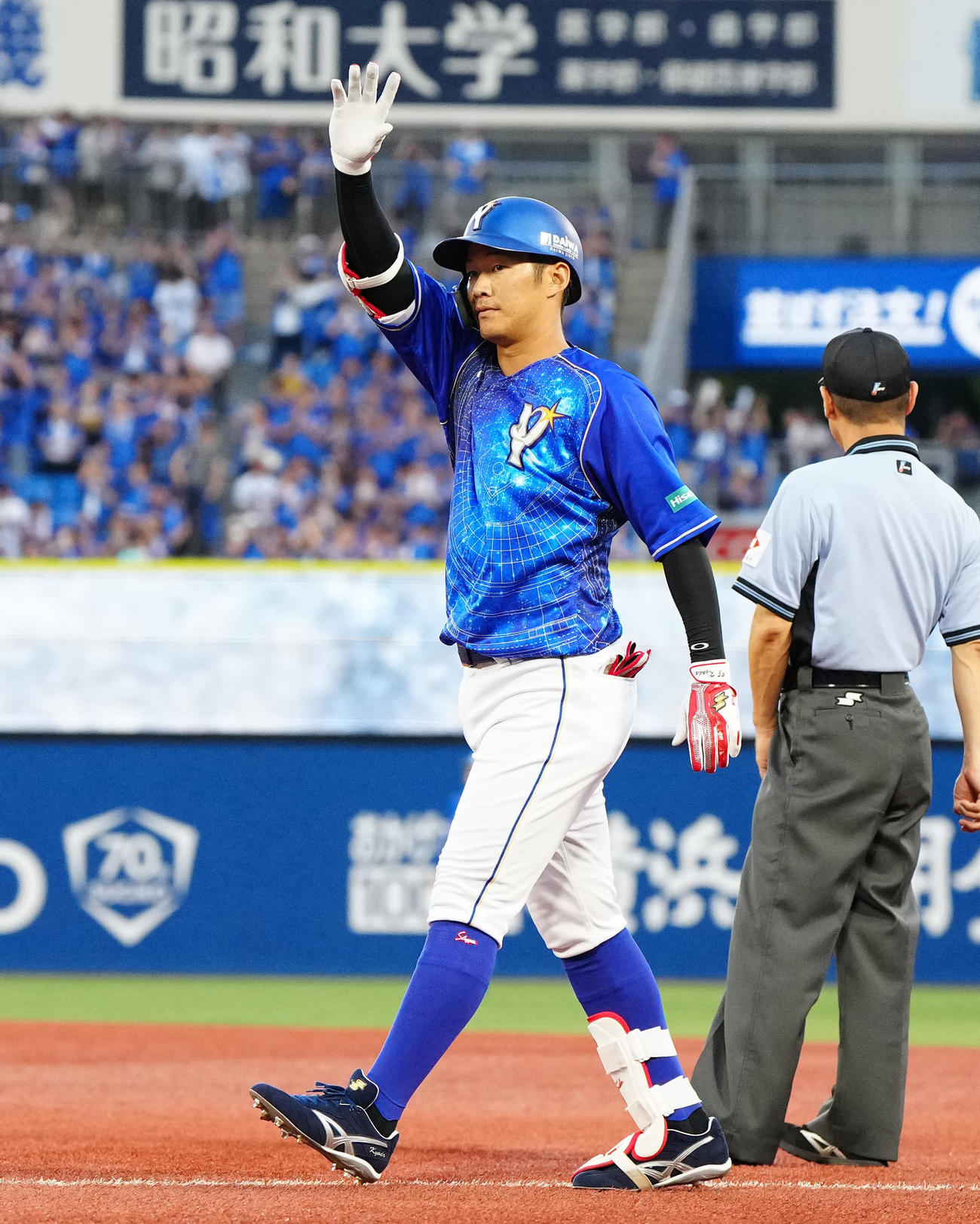 DeNA対中日　2回裏DeNA無死一、三塁、先制適時内野安打とした京田（撮影・江口和貴）