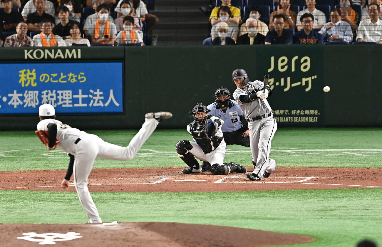 巨人対阪神　3回裏巨人無死、長野は左翼に二塁打を放つ。投手才木（撮影・滝沢徹郎）