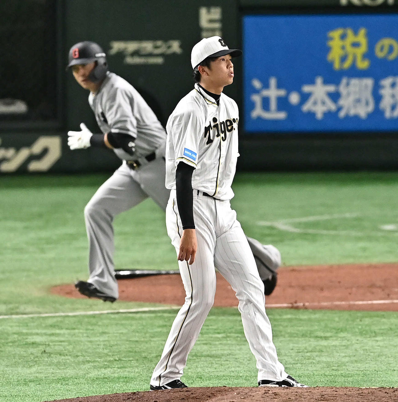 巨人対阪神　3回裏巨人無死、長野（後方）に二塁打を許す才木（撮影・滝沢徹郎）