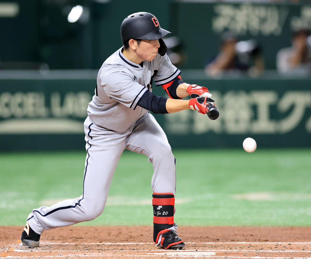 巨人対阪神　3回裏巨人無死一塁、戸郷は送りバントが投手内野安打となる（撮影・浅見桂子）